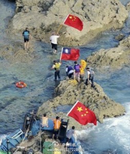 Activists attempted to plant Chinese flags on the Senkaku Islands, which are controlled by Japan, as an assertion of the Chinese regime's sovereignty over the uninhabited islands. (Jingcai Mingren/Weibo.com)