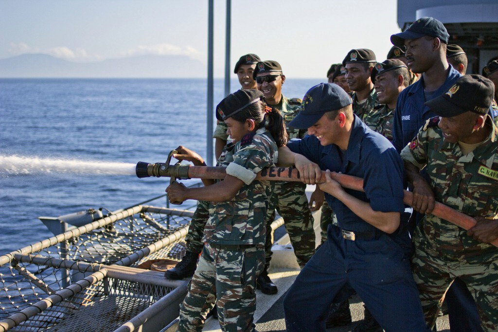 DILI, Timor-Leste (Aug. 27, 2013) Sailors from the Timor-Leste Defense Force practice shipboard fire-fighting techniques alongside U.S. Navy Sailors aboard the amphibious transport dock ship USS Denver (LPD 9). Denver is on patrol with the Bonhomme Richard Amphibious Ready Group, commanded by Amphibious Squadron (PHIBRON) 11, and is participating in Exercise Koolendong with the 31st Marine Expeditionary Unit. (U.S. Navy photo by Mass Communication Specialist 3rd Class Jon Marzullo/Released) 130828-N-ZZ999-013 Join the conversation http://www.facebook.com/USNavy http://www.twitter.com/USNavy http://navylive.dodlive.mil