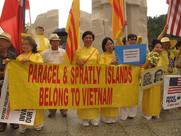 Vietnamese-Americans demonstrating against Chinese claims in the South China Sea. Note the banner in favor of US ratification of UNCLOS.