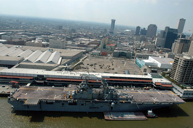 800px-US_Navy_050910-N-2383B-537_An_aerial_view_of_the_amphibious_assault_ship_USS_Iwo_Jima_(LHD_7)_docked_in_New_Orleans