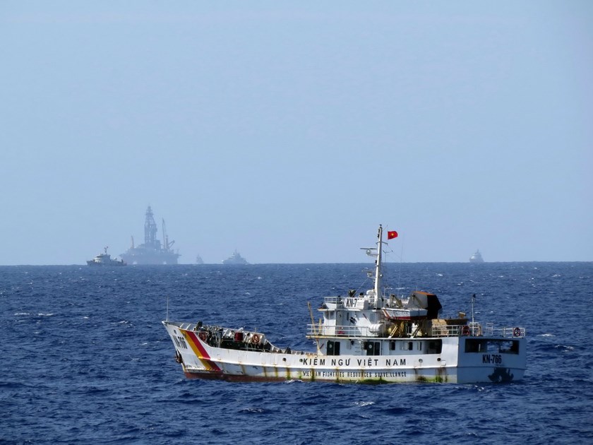 A Vietnamese fisheries surveillance ship enforcing law in the area near the Haiyang Shiyou-981 oil rig that China has deployed illegally in Vietnam’s 200-nautical continental shelf since early May 2014. Photo: Doc Lap.