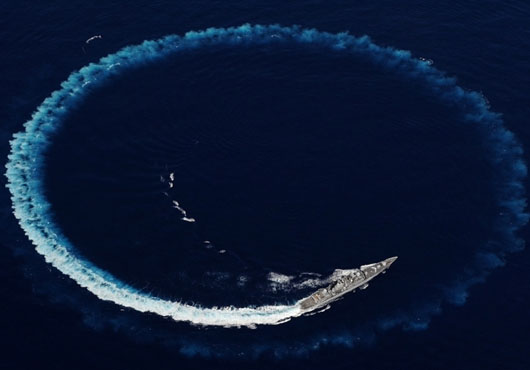 Type 42 UK DDG HMS Edinburgh turns in a circle before making a port visit to New York.