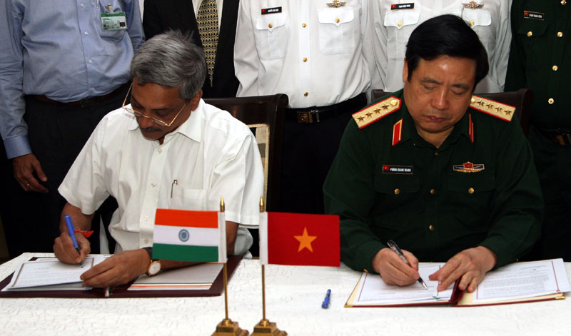 The Union Minister for Defence, Shri Manohar Parrikar and the Minister of National Defence of Vietnam, General Phung Quang Thanh signing a joint vision statement on Defence Cooperation in Progress, in New Delhi on May 26, 2015.