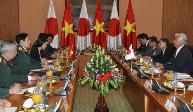 Japan's Defence Minister Gen Nakatani (R) and his Vietnamese counterpart General Phung Quang Thanh (2nd L) talk at the Ministry of Defence in Hanoi, Vietnam November 6, 2015. REUTERS/Stringer