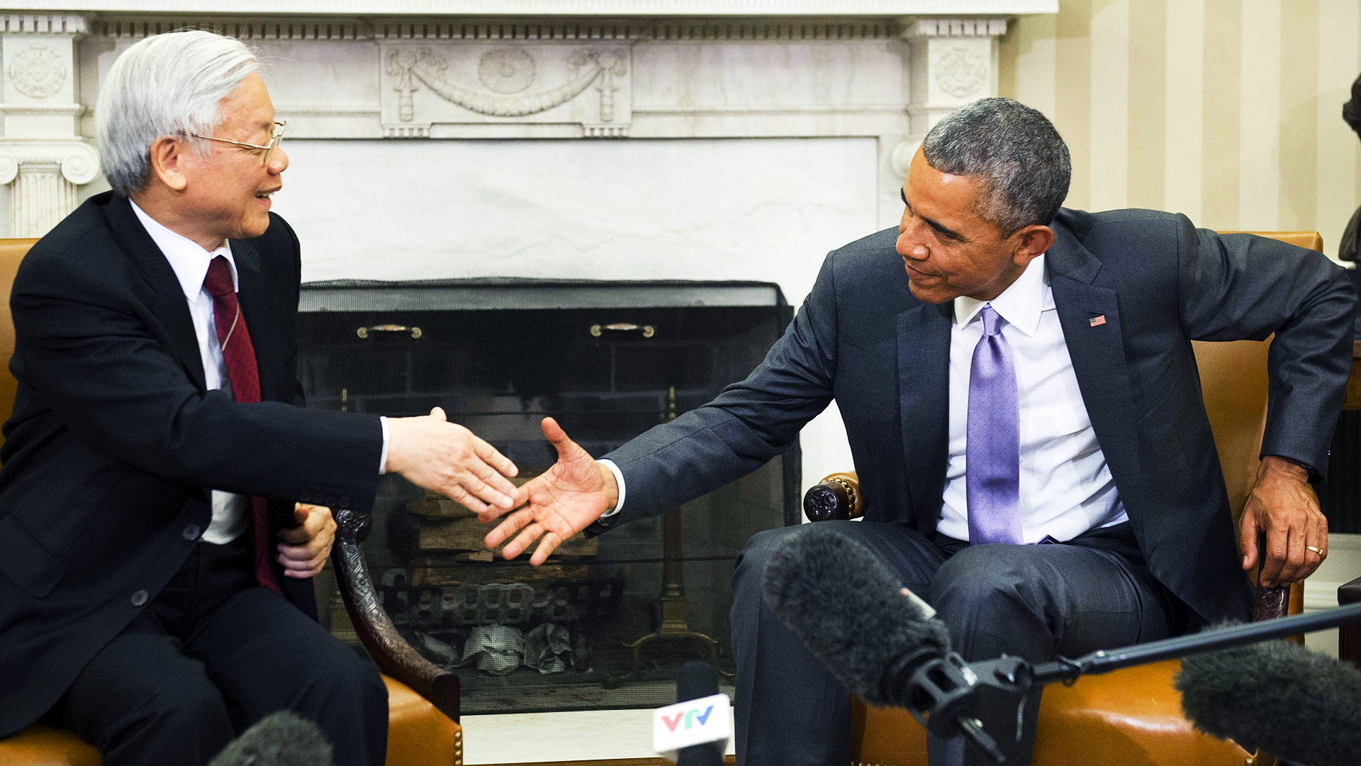 US President Barack Obama and Vietnamese General Secretary Nguyen Phu Trong in the White House in Washington, DC, July 7, 2015. (AFP). AFP PHOTO / SAUL LOEB