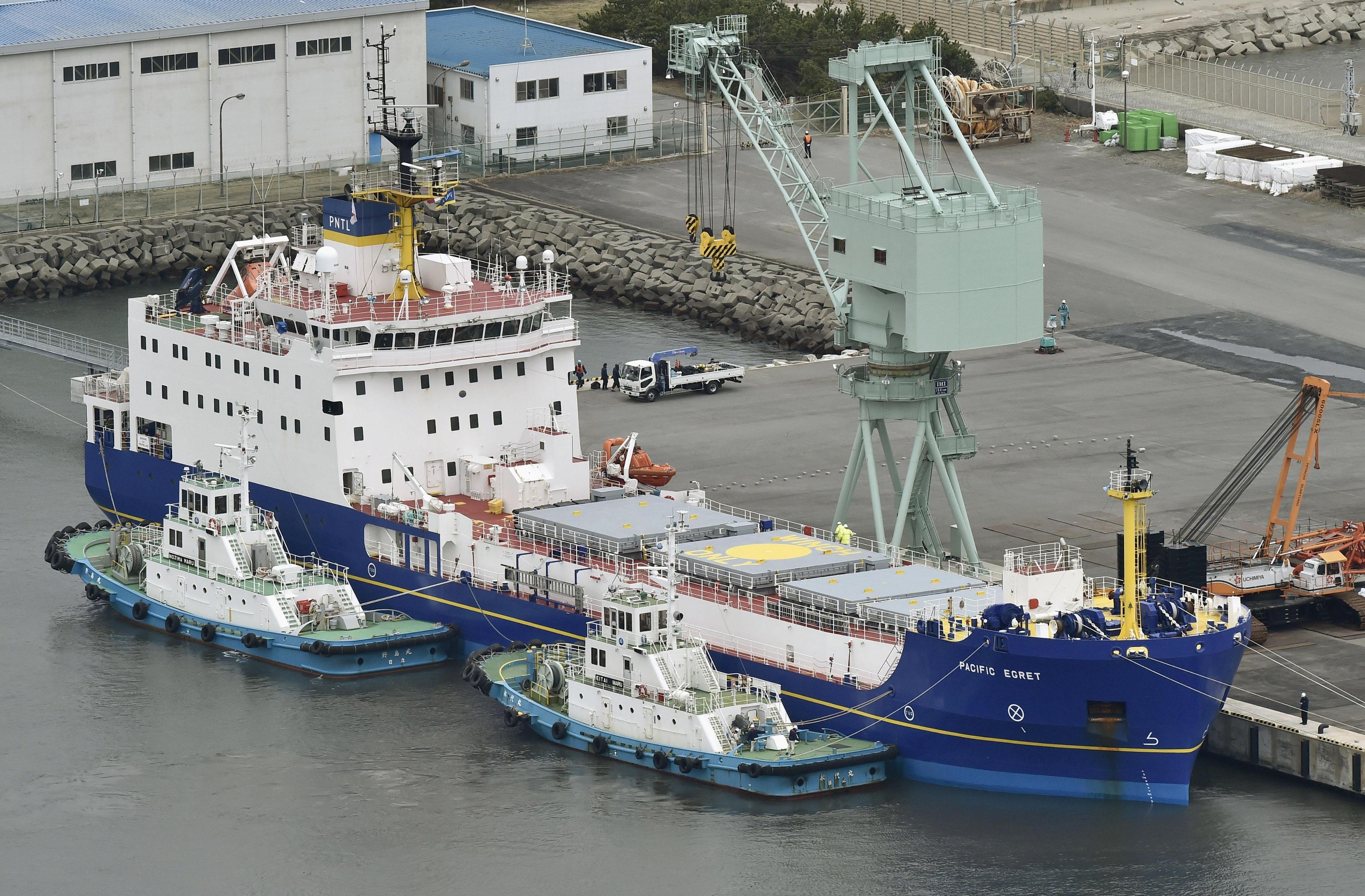 The Pacific Egret docked in Tokai (Ibaraki Prefecture) in March 2016, waiting to depart to the US with a cargo of Japanese plutonium. Tokyo's large stockpiles are one of the reasons why the country is considered to be a 'latent nuclear power. (Kyodo)