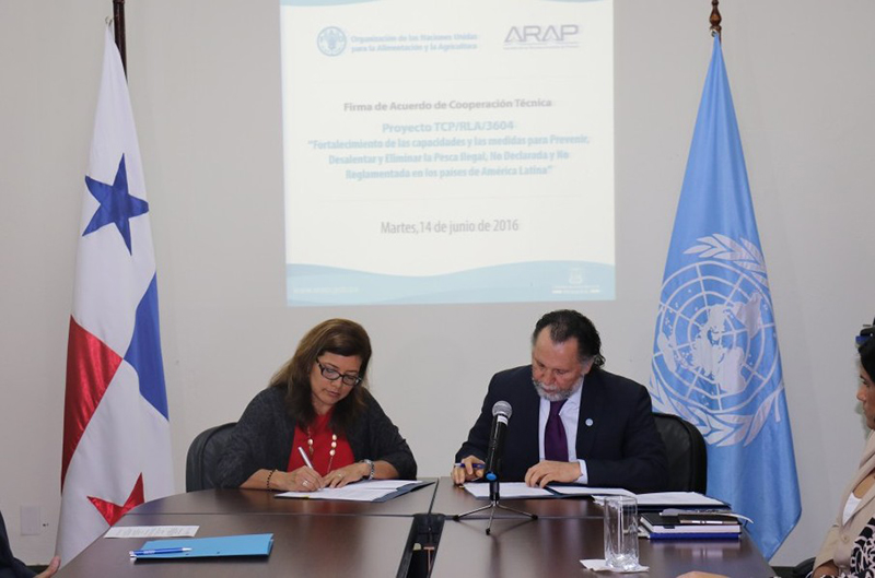 Panama and FAO representatives sign agreement to cooperate against illegal fishing ( Panama 24 Horas / June 15, 2016)