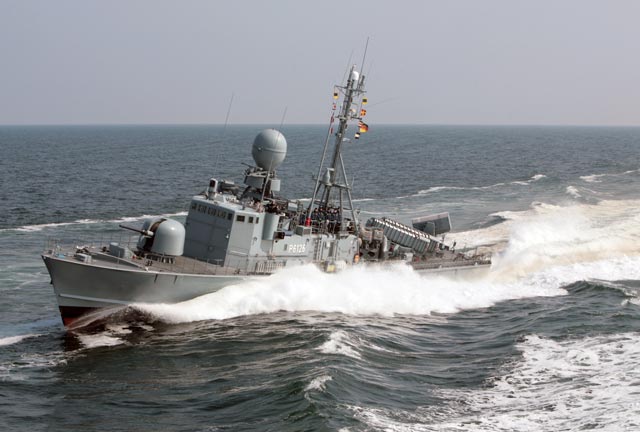 Fast patrol boat FRETTCHEN plows through the Baltic Sea (Photo: German Navy).