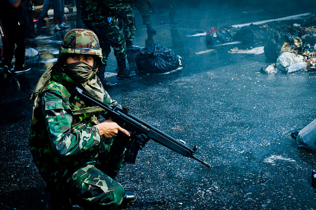 A soldier of the Royal Thai Army awaiting orders near the Red Shirt barricade at Chulalongkorn Hospital. (Courtesy of Flickr user null0)