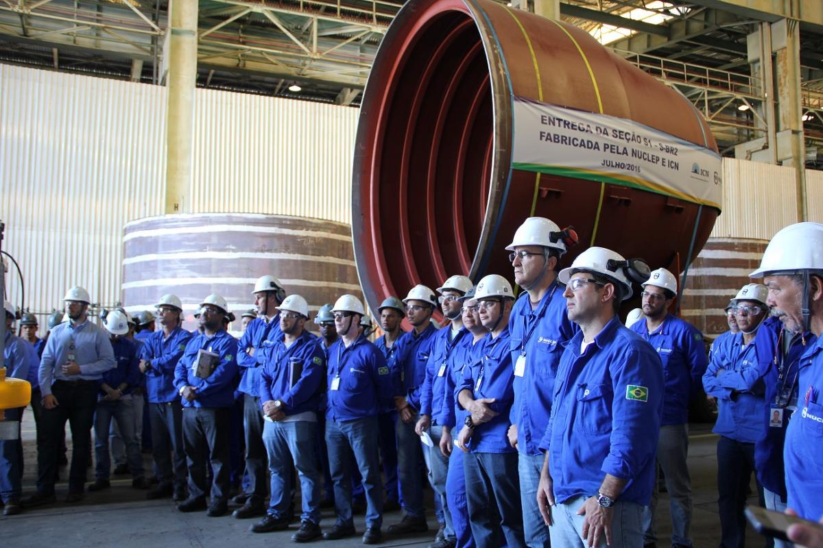 A photo of the team that worked on the production of the submarine's stern of the Humaitá. Planobrazil.com