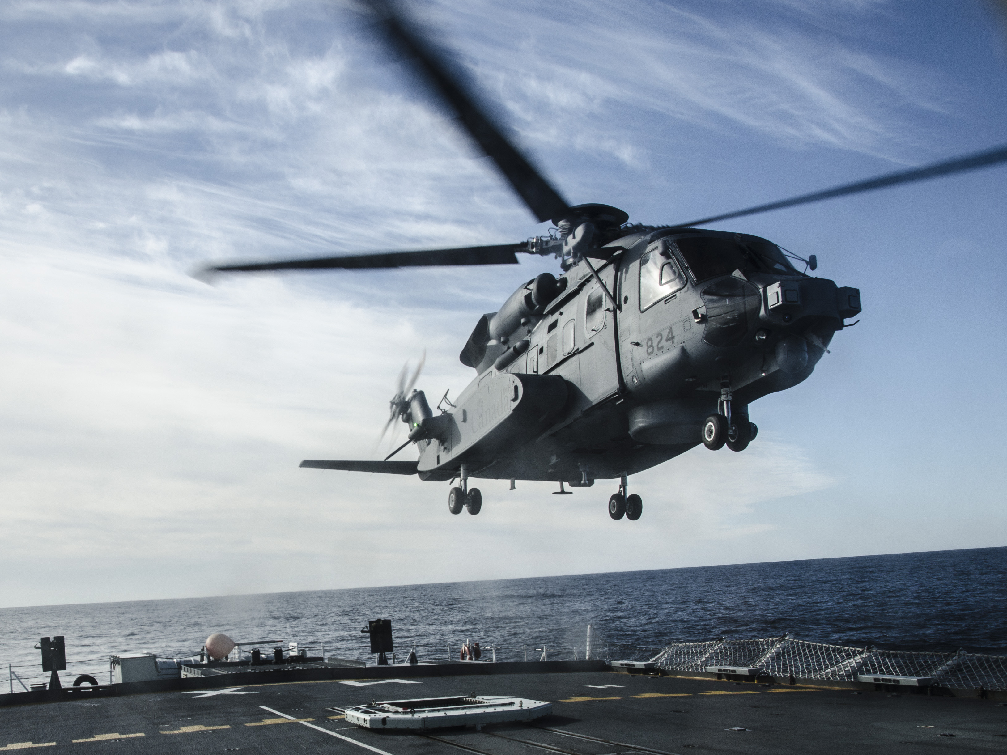 HS28-2016-0001-011 One of Canada's newly acquired CH-148 Cyclone helicopters practices landing procedures on HMCS Halifax off the coast of Nova Scotia on 27 January 2016. Photo: Ordinary Seaman Raymond Kwan, Formation Imaging Services, Halifax. HS28-2016-0001-011 Le nouvel hlicoptre CH-148 Cyclone, acquis rcemment par le Canada, pratique des manÏuvres dÕatterrissages sur le Navire canadien de Sa Majest (NCSM) Halifax prs des ctes de la Nouvelle cosse le 27 janvier 2016. Photo : Matelot de 3e classe Raymond Kwan, Services dÕimagerie de la formation, Halifax.